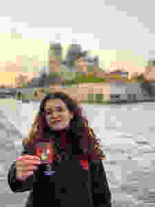 Adriana sur la rive gauche avec Notre Dame en panorama ! Une vraie Benfiquista Parisienne !