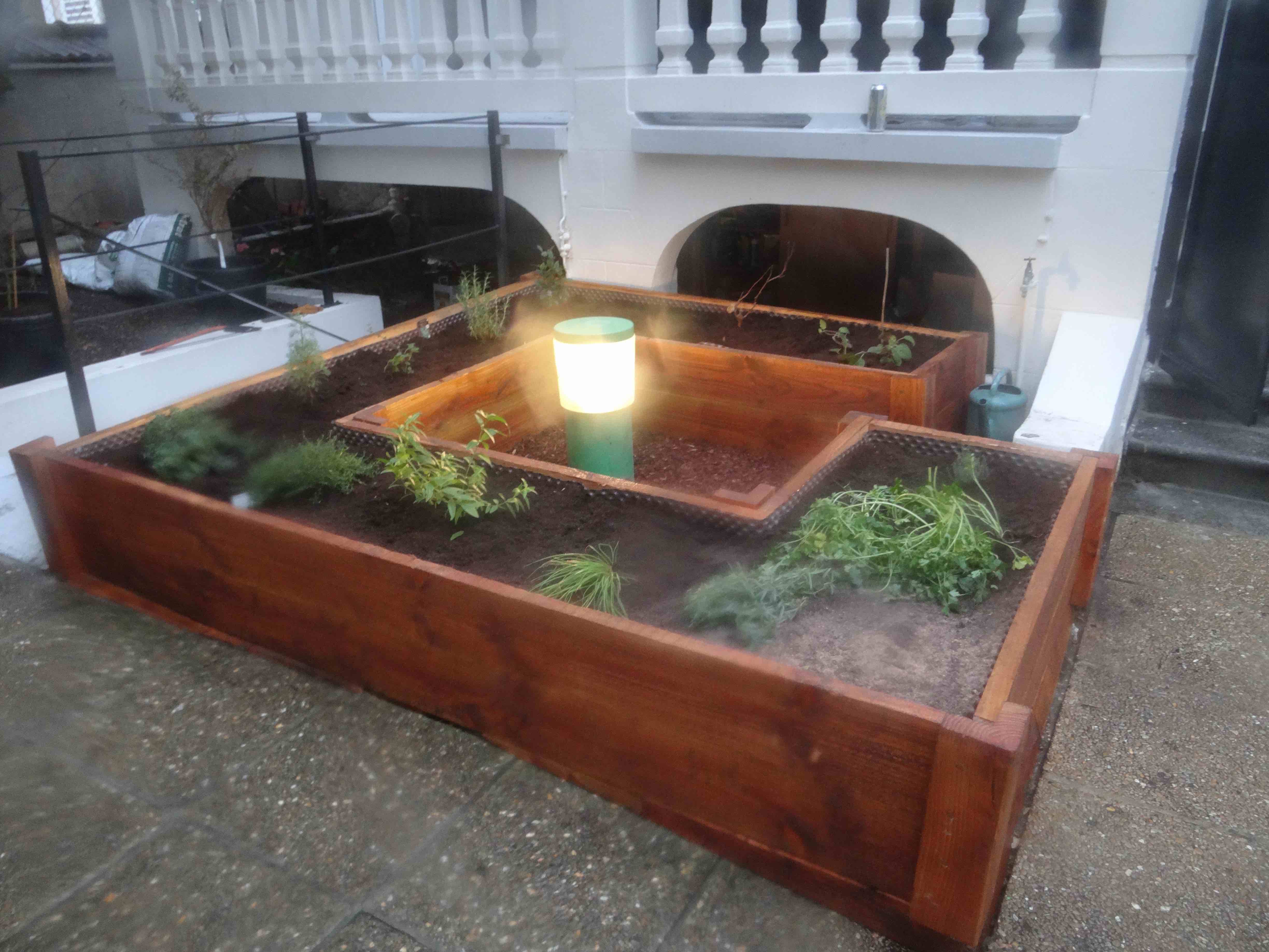 Création d'un espace pour des plantes aromatiques content media