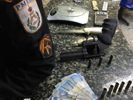 HOMEM É PRESO POR SUSPEITA DE ENVOLVIMENTO COM TRÁFICO DE DROGAS EM CABO FRIO