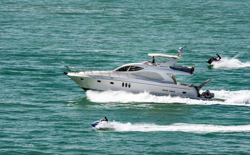 Bateau moteur hors bord et jet skis