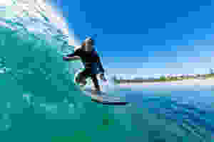 Kyuss King surfant une vague sur une planche softech fish