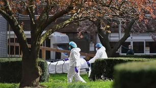 Estados Unidos batem recorde e têm mais de 2 mil mortes por coronavírus em 24 horas.