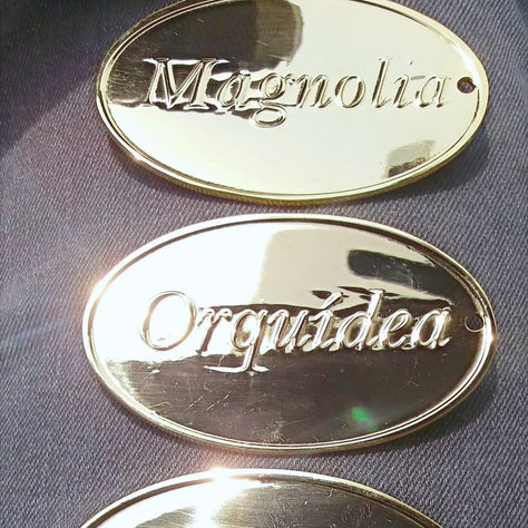 Gafetes de latón