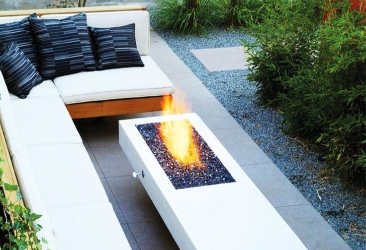 Poner una chimenea en el jardín: una chimenea vanguardista