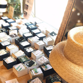 麦わら帽子とガラスアクセサリー展