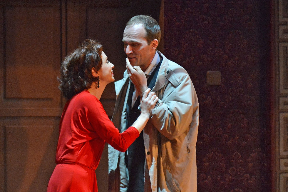 Анна Большова и Егор Баринов в спектакле «Семейный ужин в половине второго»