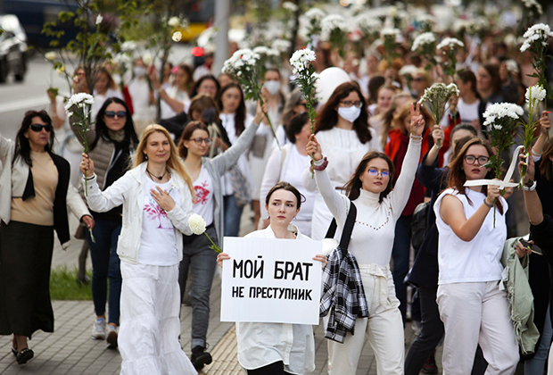 Women formed marches and chains of solidarity, handed out flowers to the riot police. 