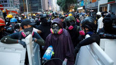 Hong Kong: manifestantes cantam hino americano e pedem ajuda dos EUA