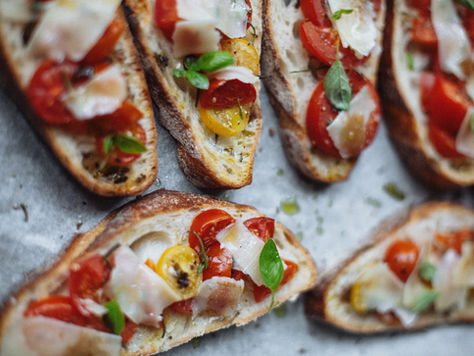 ברוסקטות קלילות בסלסת עגבניות ובזיל