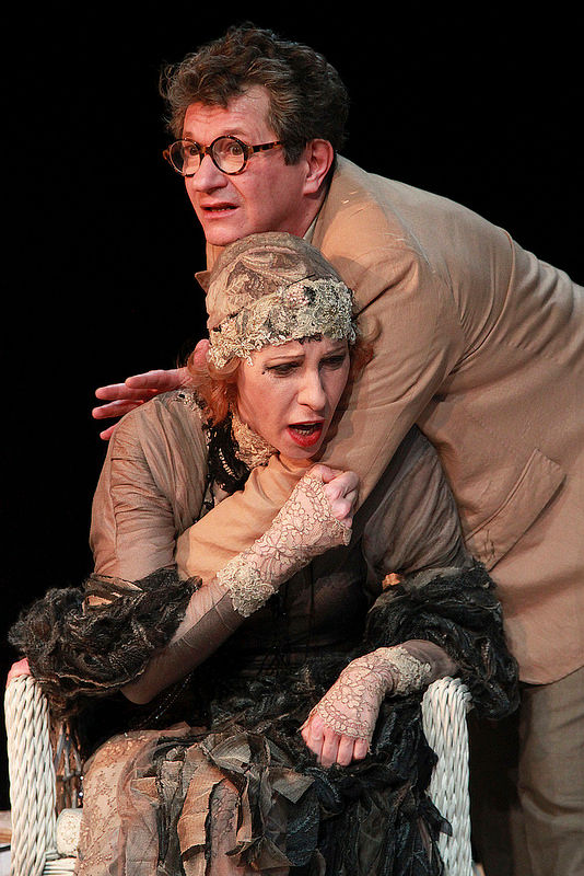 Андрей Ильин и Юлия Рутберг в спектакле «Крик лангусты», фото Кристины Бабаевой