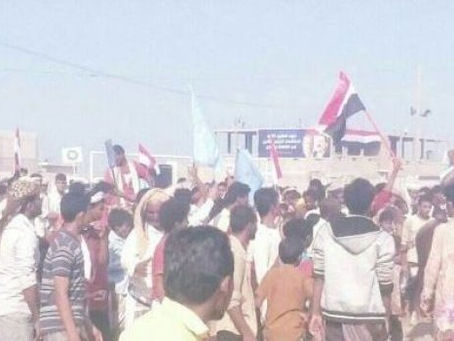 مواجهات عنيفة بين فصائل موالية للإمارات في "الخوخة" تخلف قتلى وجرحى