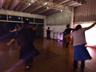 Energias-pombas-giras prontas para se juntar a nós. Sorrindo, ardendo, gozando.