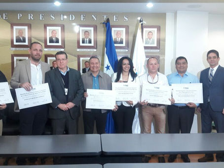 RON McNAB RECIBE CREDENCIAL COMO DIPUTADO POR ISLAS DE LA BAHÍA.