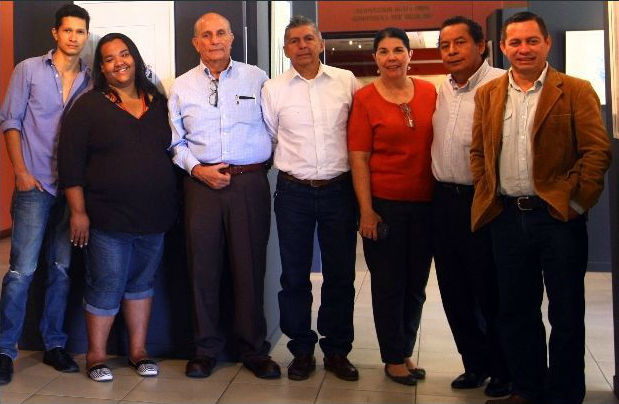 Giovanni Gil en la exposición de Bajo Presión