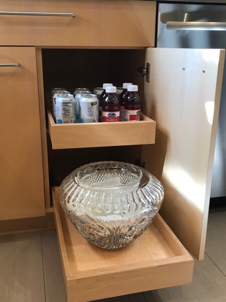 Pull-out shelves for ageless kitchen, by AyaPlaces