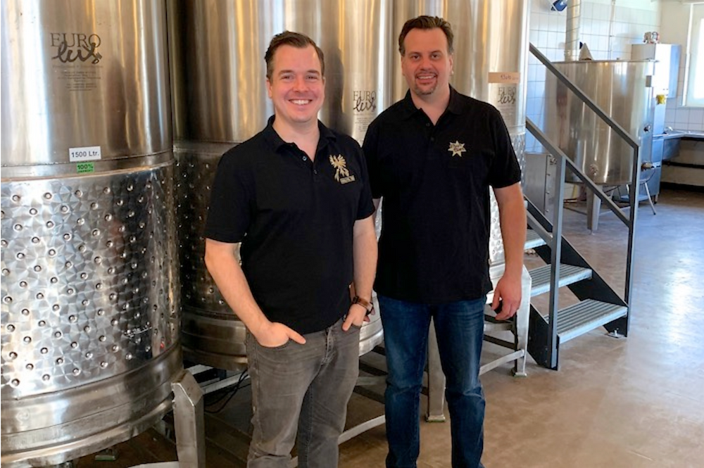 Christian Bachmann mit dem neuen Braumeister von der Brauerei Thun AG, Bruno Stoller.Foto: Haslital Bier