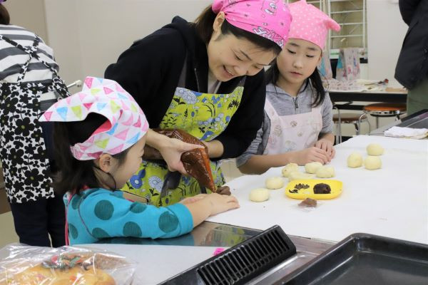ガスオーブンで焼き上げる クリスマス パン作り 北海道lpガス協会道南支部