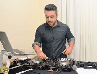 Dj tocando musicas no casamento
