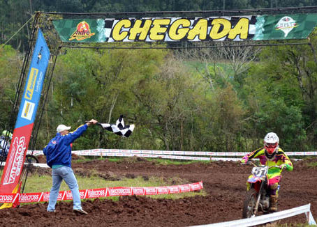 Velocidade e adrenalina marcam o fim de semana de veloterra em Santa Clara do Sul