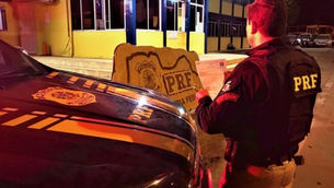 PRF prende homicida foragido da justiça na BR-242 em Seabra.