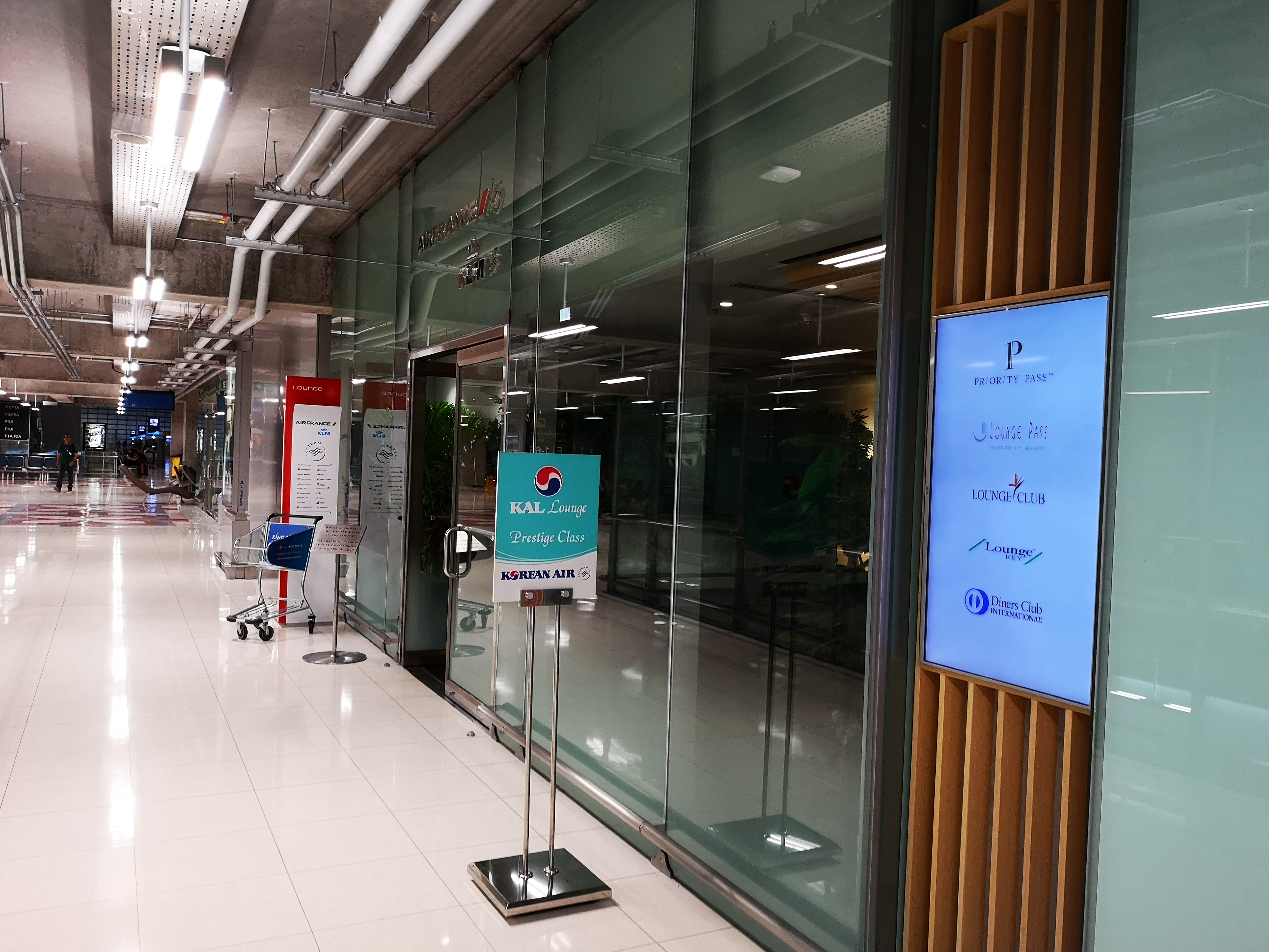 Airfrance / KLM Lounge Review at BKK airport (Thailand) content media