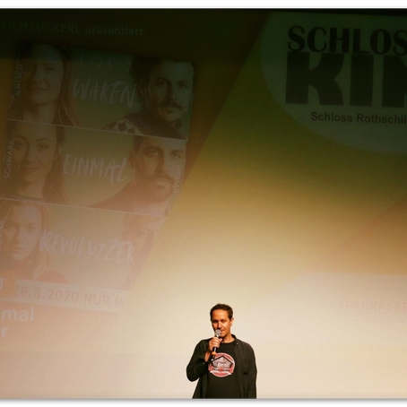 Schlosshofkino: 
Start im wetterfesten Plenkersaal, aber..