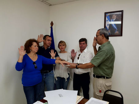 GOBERNADOR POLÍTICO DE ISLAS DE LA BAHÍA JURAMENTA CORPORACIÓN MUNICIPAL DE UTILA.