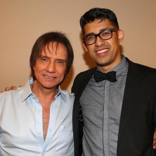 Louri Rodriguez ao lado do cantor Roberto Carlos