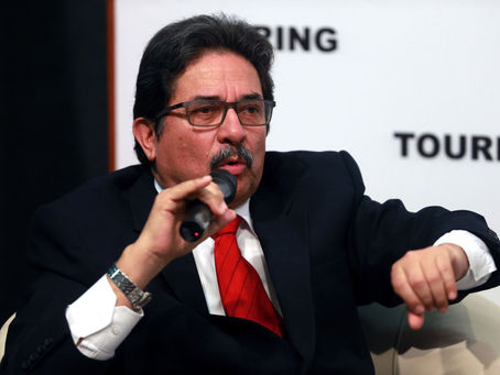 Exministro Enrique Cornejo se entregó a la Policía
