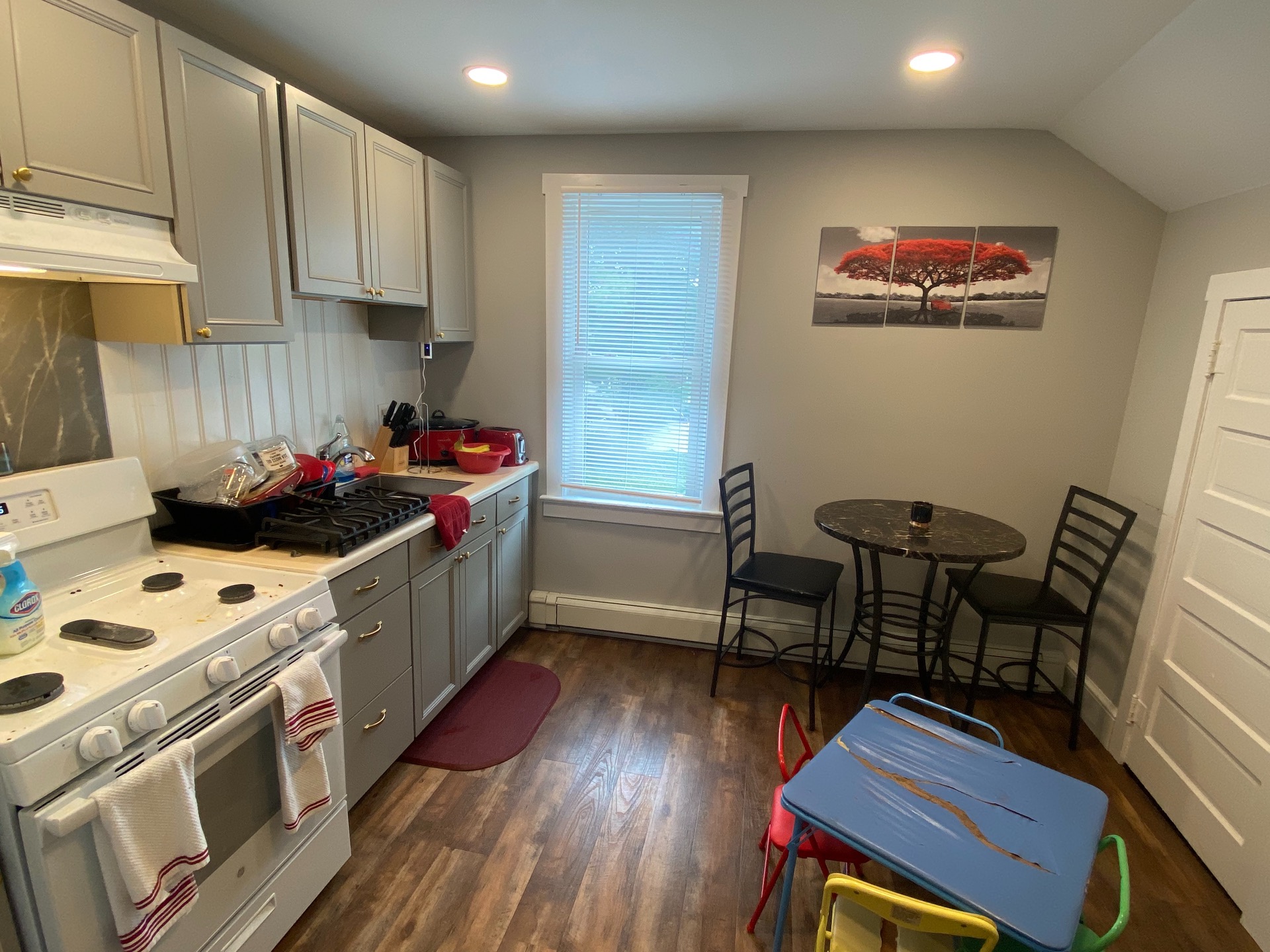 Any suggestions for kitchen table of 4 or 6 for my kitchen ? content media