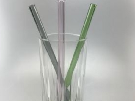 Hvad er forskellen på at drikke med sugerør og drikke af glas???