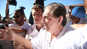 João de Deus pega 40 anos de prisão por estupro de cinco mulheres durante atendimentos espirituais.