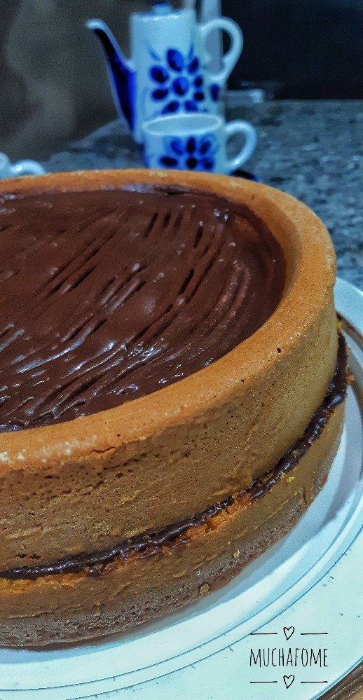 Bolo de cenoura com cobertura de chocolate