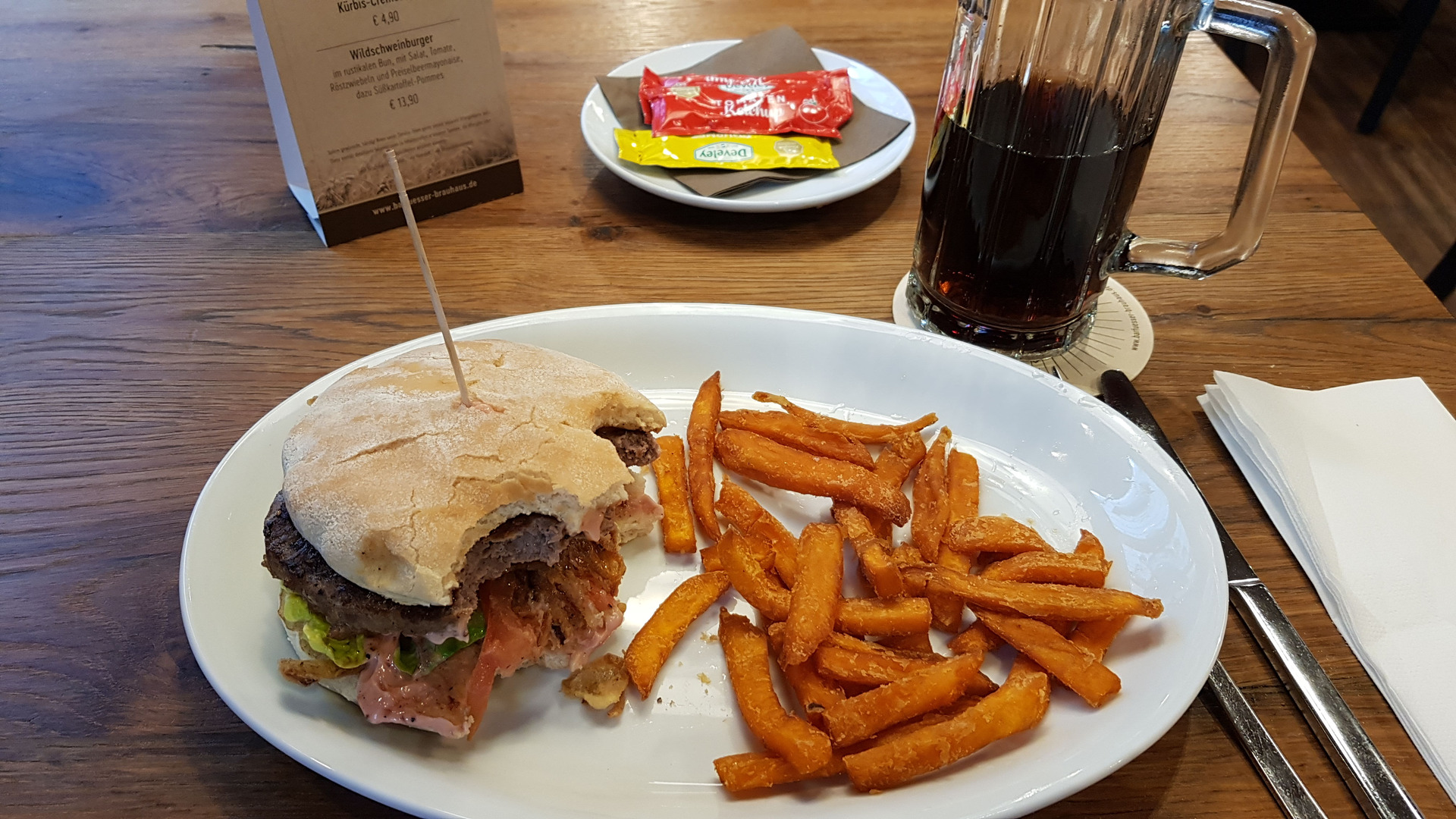 Barfüßer - Ulm. Wildschweinburger mit Preiselbeermayo und Süßkartoffelpommes content media