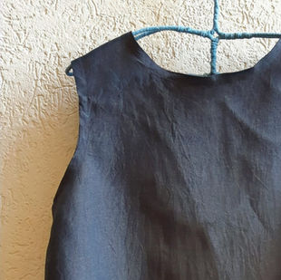 Camicia senza manica chiusa con serie di bottoni dietro