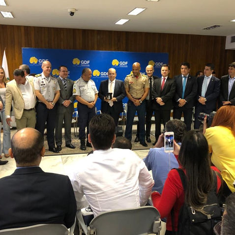 Ibaneis anuncia proposta de reajuste médio de 31,48% para PM e bombeiros do DF