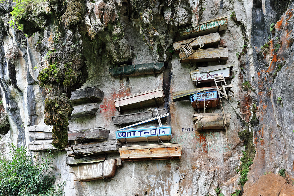 Sagada Philippines rituel funéraire cercueils suspendus