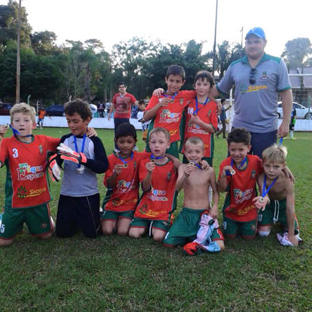 Escolinha fatura três títulos na Taça da Amizade