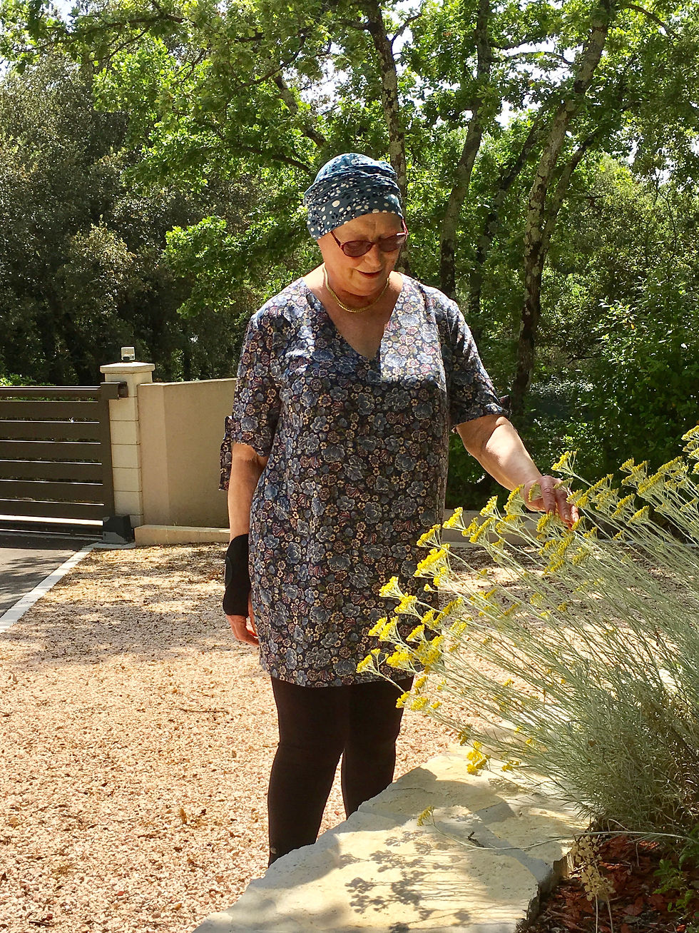 Tissu viscose, j’ai un peu raccourci les manches et la robe pour la porter en tunique.