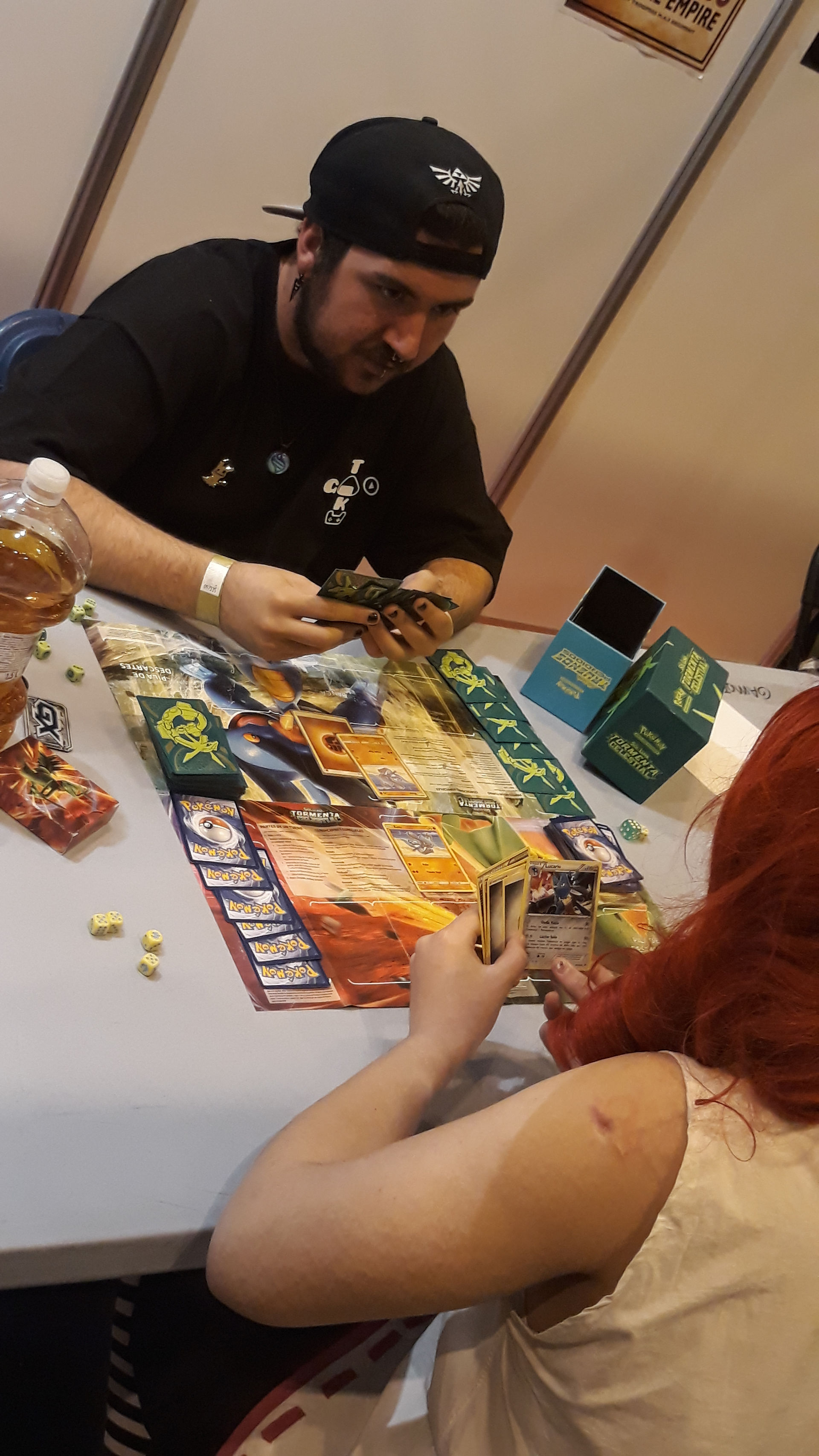 La cara de THEBLACKWOLF transmite confianza en sí mismo.