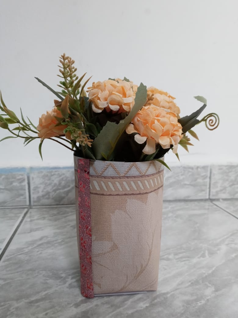 Vaso com flores bege R$ 5,00 content media