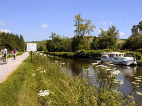 La véloroute, le long du canal du Nivernais