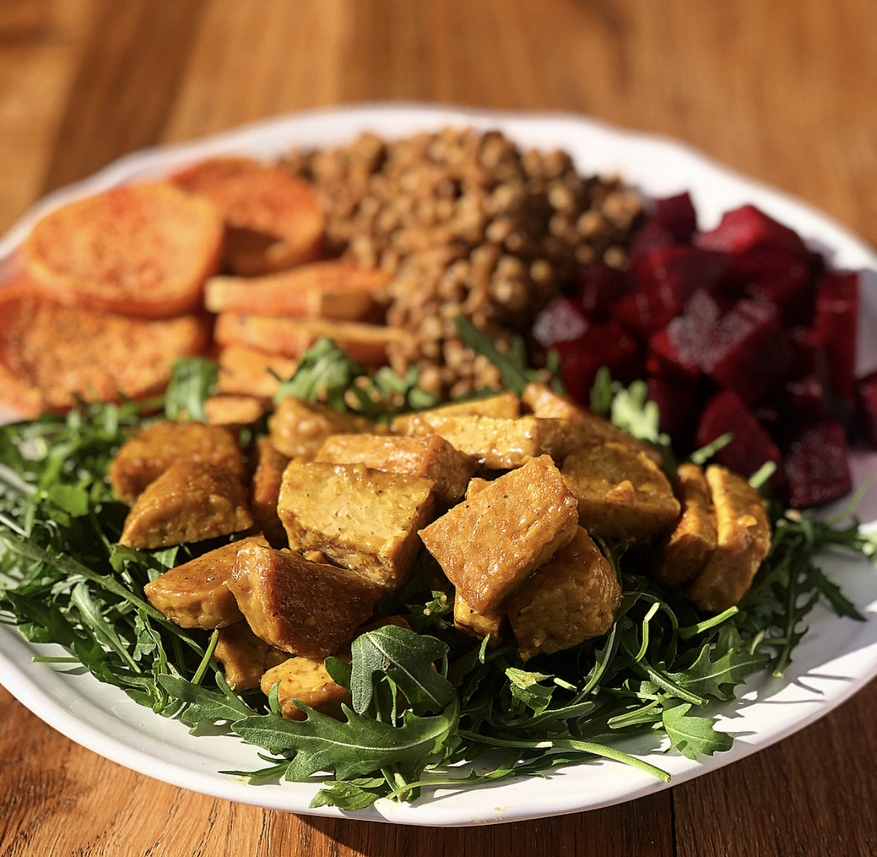 TEMPEH AL CURRY CON PATATE DOLCI AL FORNO, LENTICCHIE E RAPA ROSSA