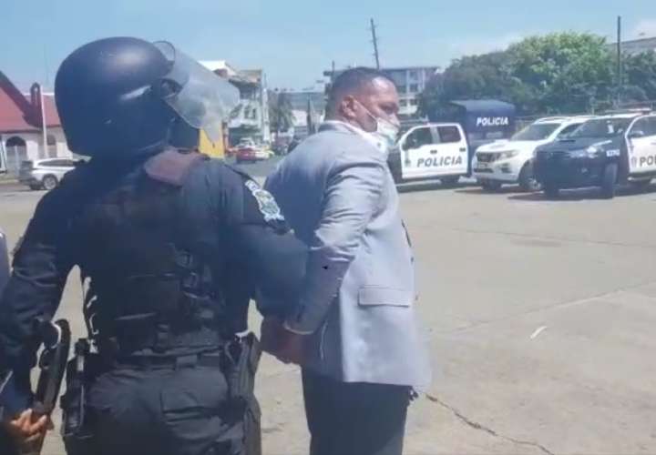 Policía dispara taser contra diputado y lo arresta | Crítica content media