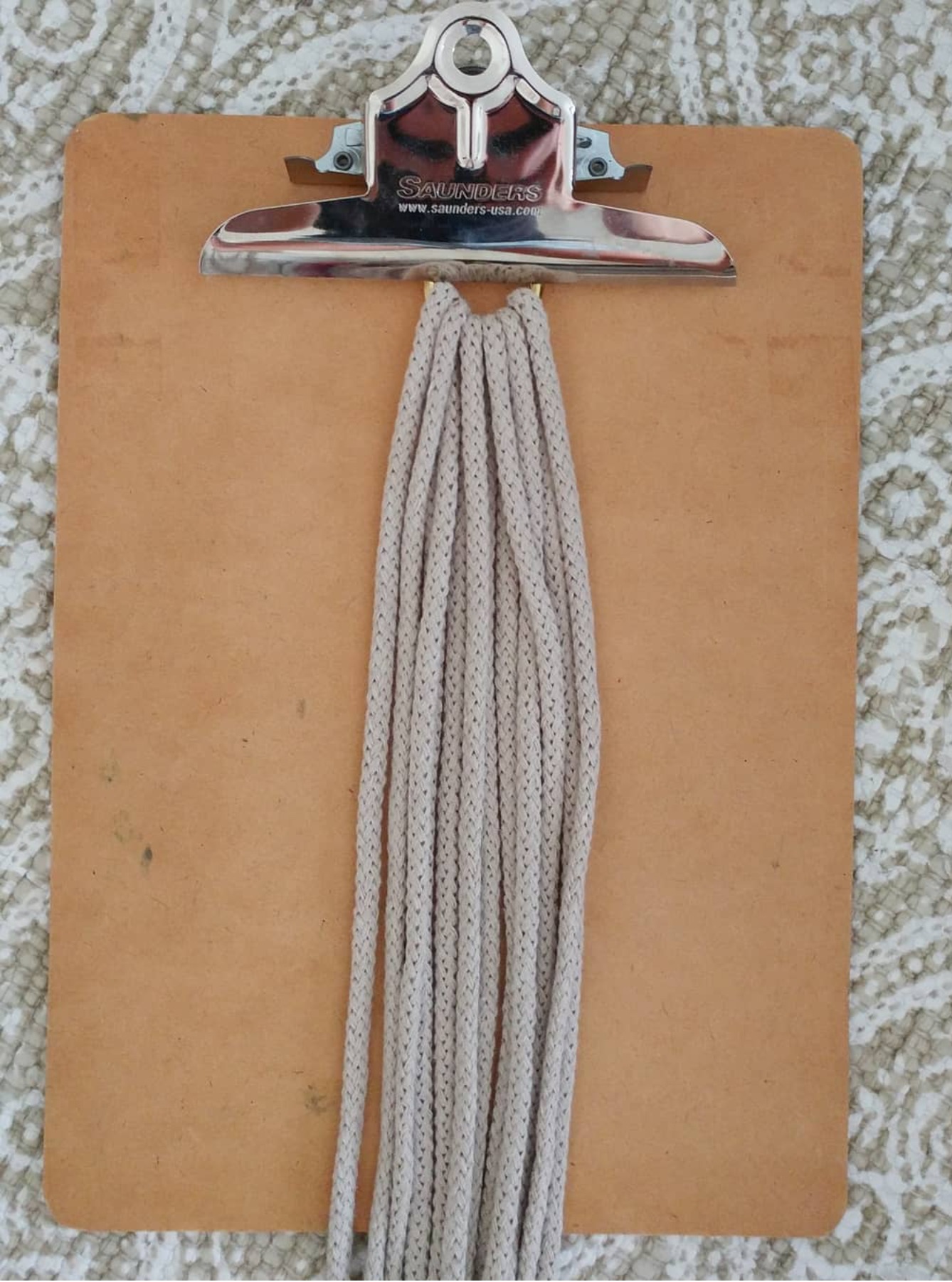 Using a clipboard as a macramé workspace