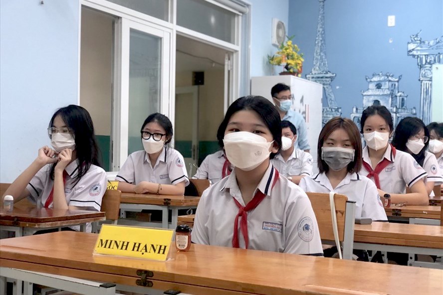 Những học sinh đầu tiên của TPHCM đến trường sau 7 tháng content media