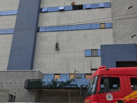 Cabo de aço se rompe e trabalhadores ficam pendurados durante manutenção em prédio