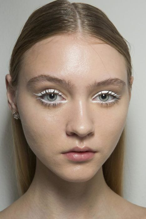 Delineador branco, white eyeliner, 2020 makeup trend, tendência de maquiagem 2020