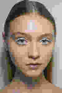 Delineador branco, white eyeliner, 2020 makeup trend, tendência de maquiagem 2020