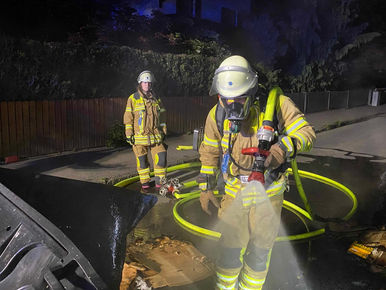 Nächtliche Brandstiftungen halten Feuerwehr auf Trab